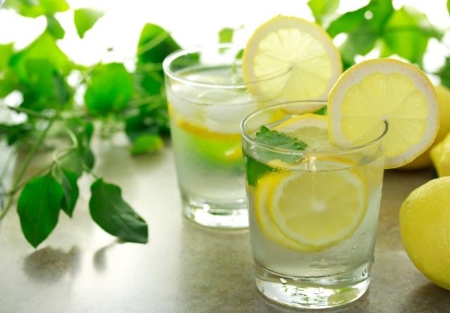 por qué beber agua con limón en ayunas