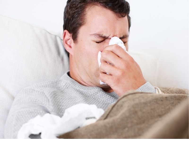 Los estornudos son unos de los síntomas de la alergia primaveral