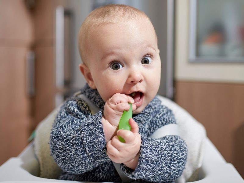 El método BLW para la alimentación del bebé conlleva la incorporación de sólidos en lugar de papillas