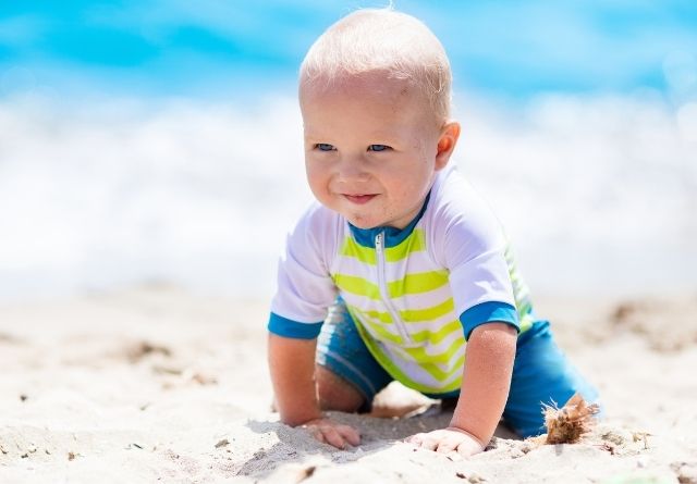 Los bebes se pueden poner protector solar a partir de los seis meses