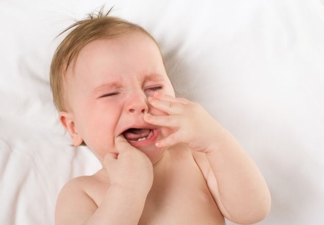 Hay que evitar dar bebidas azucaradas al bebé durante la dentición.