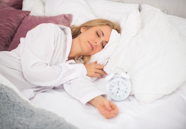 Una de las recomendaciones  en la menopausia es dormir suficiente.