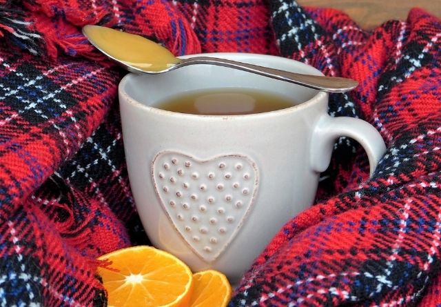 El agua, los zumos, el caldo o el agua tibia de limón con miel ayudan a aliviar la congestión y previenen la deshidratación, que conlleva el resfriado.