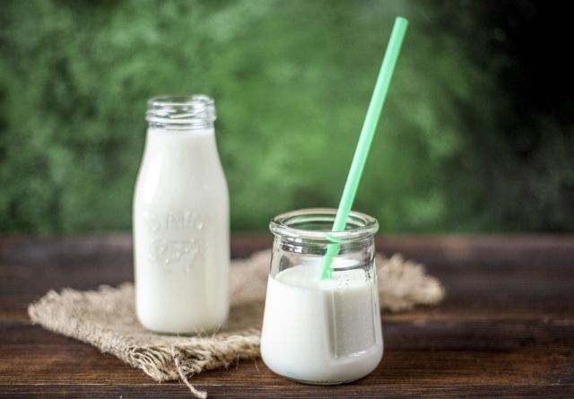 El grupo alimenticio de los lácteos aportan grandes cantidades de triptófano al organismo.