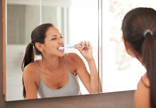 Se ha demostrado que la pasta de dientes con propiedades antibacterianas reduce el mal aliento.
