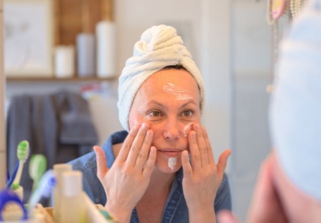 Es necesario limpiar la cara a diario para combatir el acné en adultos.
