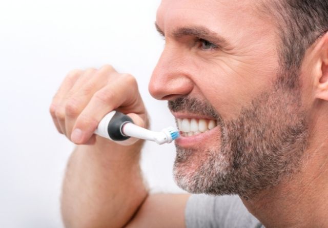 El cepillo de dientes eléctrico elimina mejor la placa bacteriana.